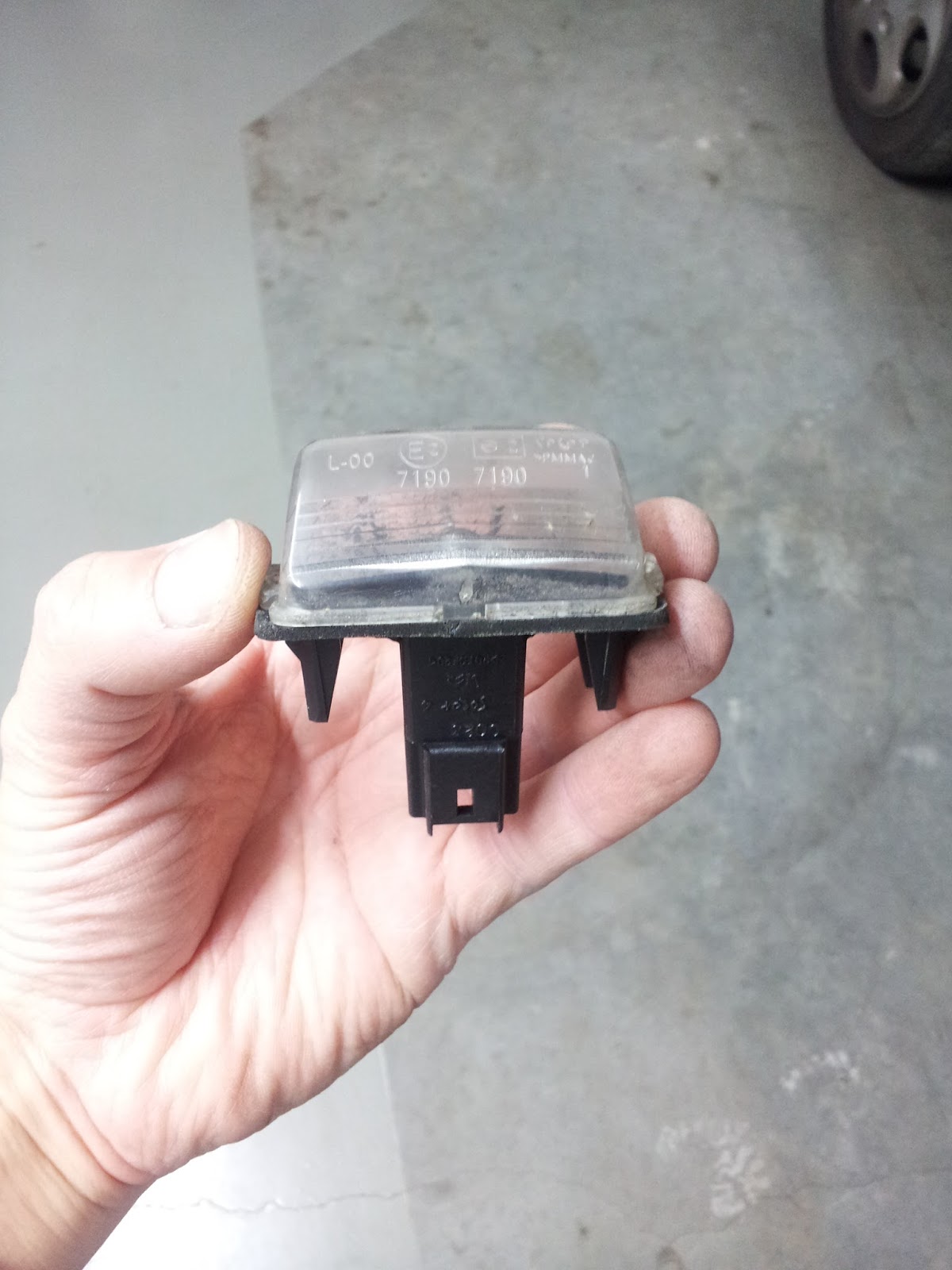 LAS ÑAPAS DEL TITO VULCANO CAMBIAR BOMBILLA DEL ALUMBRADO DE MATRICULA TRASERA DEL PEUGEOT 206