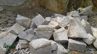 Pedra para escada de pedra do tipo rachão com canto manual de pedra de granito em vários tamanhos. Um tipo de pedra rústica muito fácil de fazer escada de pedra sendo em tamanhos variados e cores variadas.