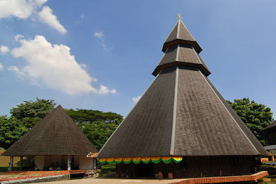 rumah adat kariwari rumah adat kariwari