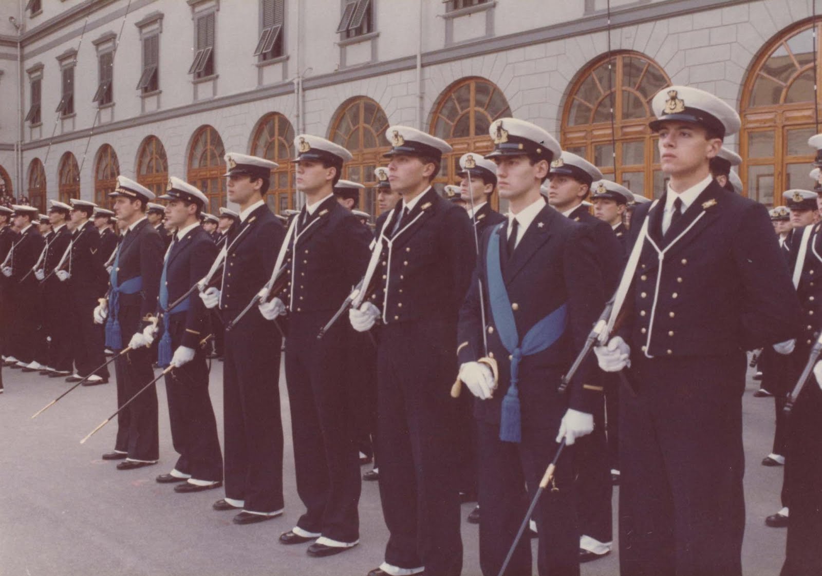 4.12.1982: ROBERTO FASCIANI (in 2^ fila) ALLIEVO 1° ANNO CORSO NORMALE ACCADEMIA NAVALE DI LIVORNO