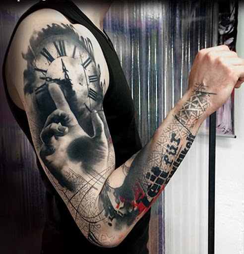 Sleeve tattoo por Simone Pfaff e Volko Merschky. A tatuagem parece muito criativo, como não é o relógio com uma mão, aparentemente, de chegar para ele, enquanto o projeto diminui para baixo até o braço, no que parece ser uma torre de design. (Foto: Fontes de imagem)