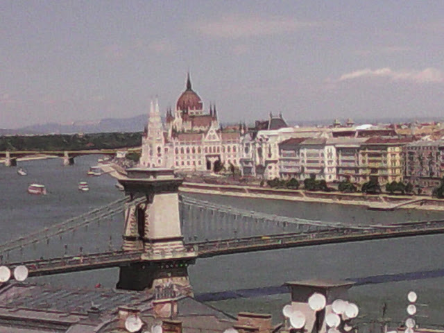 Le pont "Széchenyi Lánchíd" et le parlement derrière