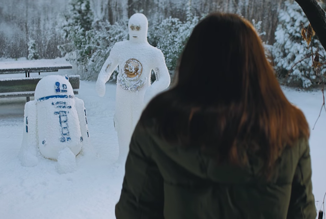 R2-D2 und C3PO als Schneemänner im Kaufland Star Wars Werbefilm