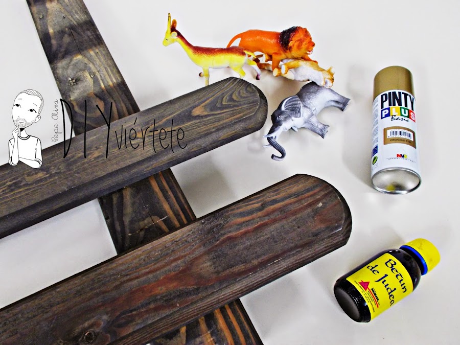 DIY-perchero-reciclaje-animales de plástico-juguetes-spray dorado-2