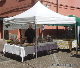 confetture di rosa, lampone, ribes, fichi, prugne, gelatina di tarassaco, oleoliti alla lavanda, cipresso, salvia, rosmarino, sali aromatici all'issopo, al timo, ghirlande