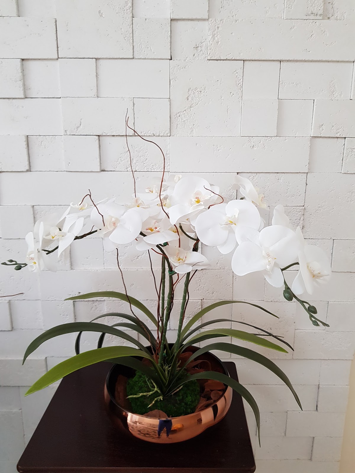 Samara Flores: Orquídeas brancas no vaso terrário prateado