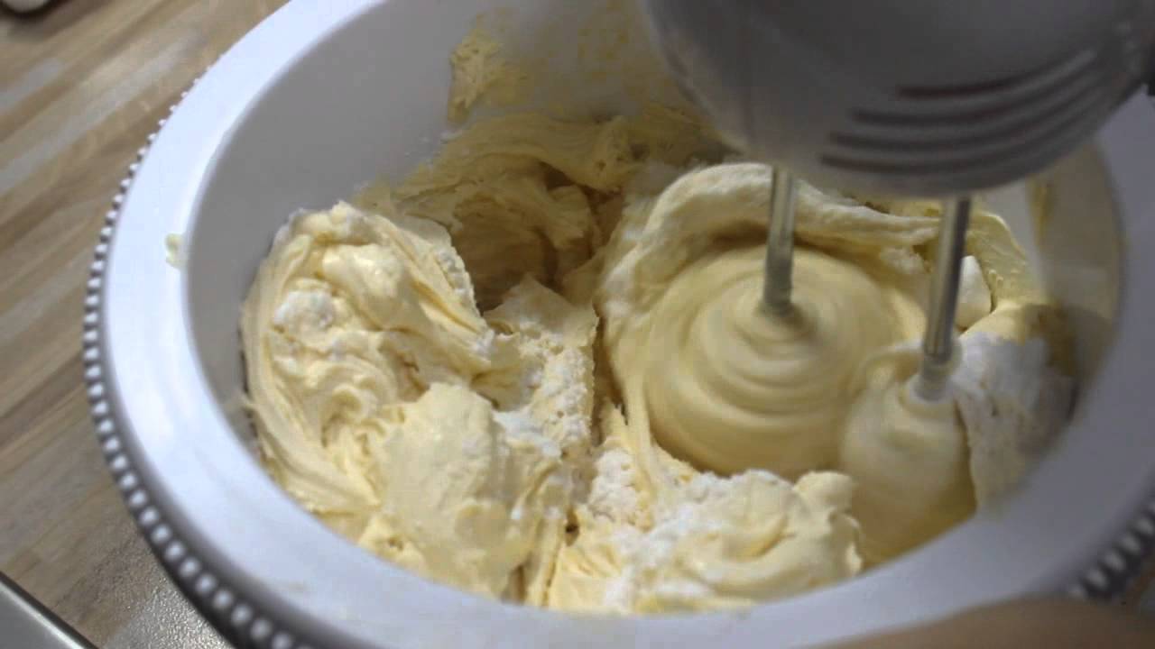 Масляный крем купить. Масляный крем. Шоколадный масляный крем. Тесто для торта с масляным кремом. Масляный крем с сахарной пудрой и молоком.