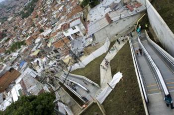 Bairro de lata na Colômbia facilita a vida com escadas rolantes