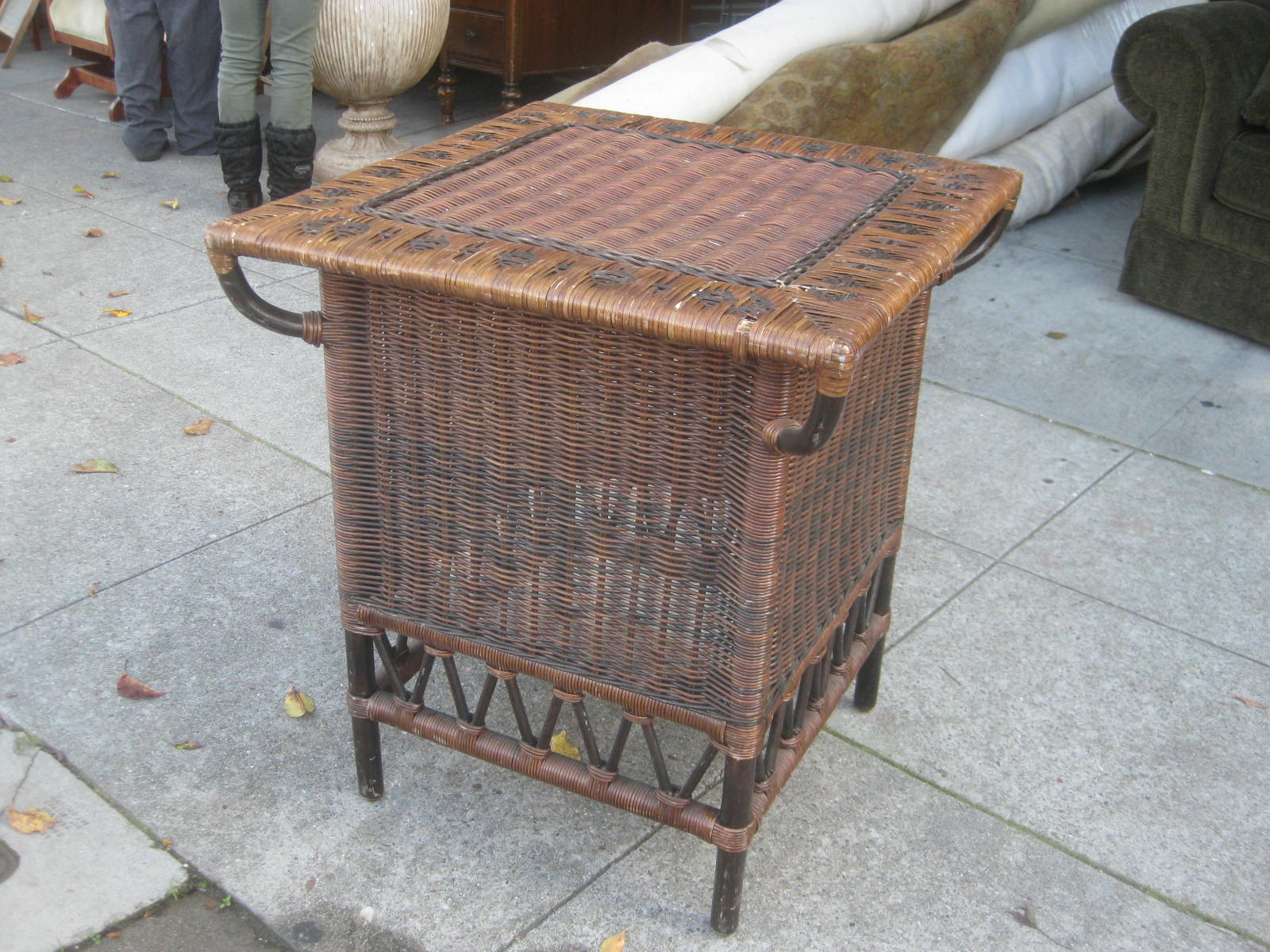 UHURU FURNITURE & COLLECTIBLES SOLD Wicker Occasional Table 40