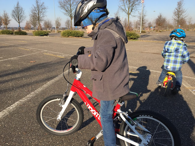 Fahrradfahren lernen mit dem Woom 3, erste Fahrversuche