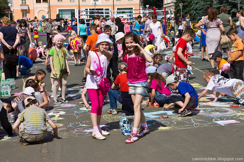 Дети рисуют на асфальте. День города в Саранске