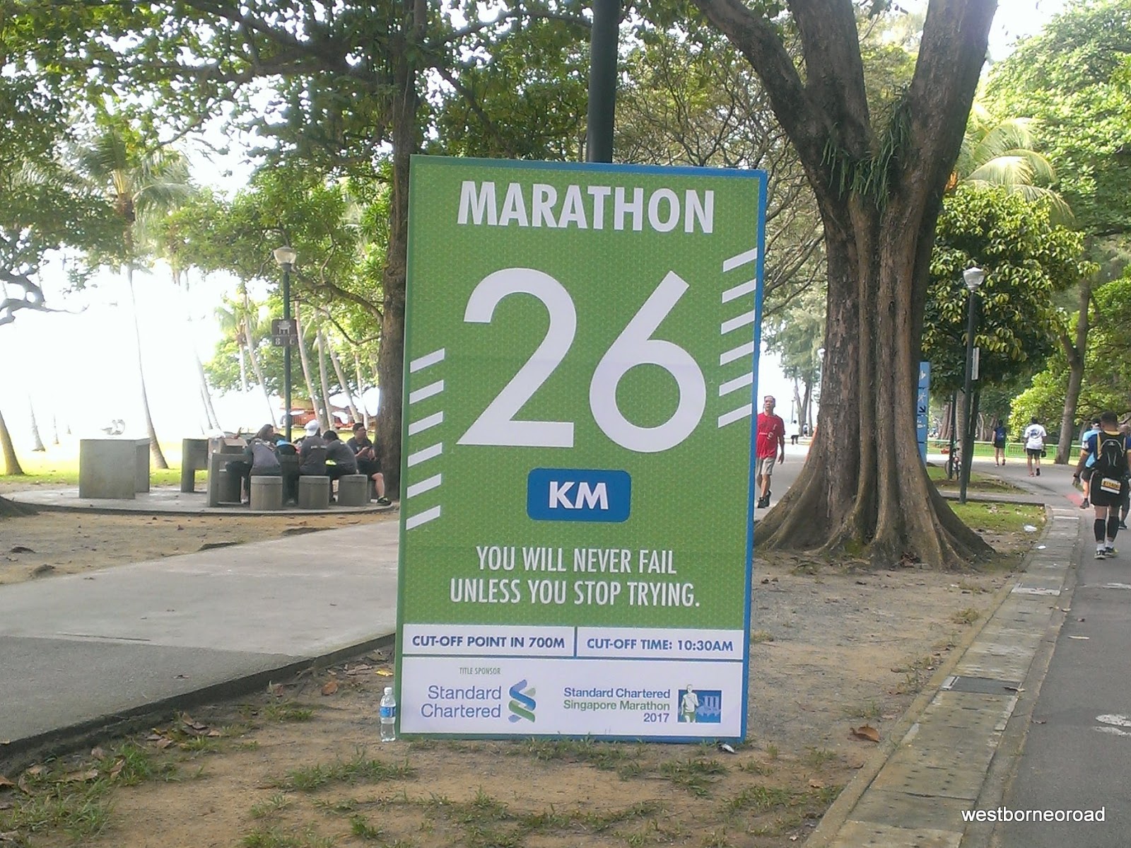 Berlari Marathon di Standard Chartered Singapore Marathon 2017 a