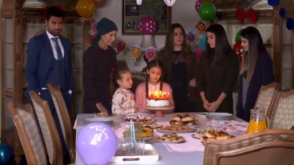 Elif odcinek 471: Ósme urodziny Elif! Asuman zostaje służką Arzu! Gonca i Erkut zawierają sojusz! [Streszczenie + Zdjęcia]