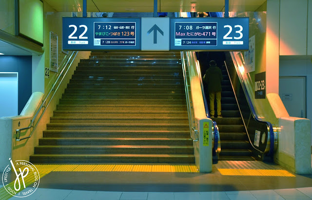 way to train platform, staircase and escalator
