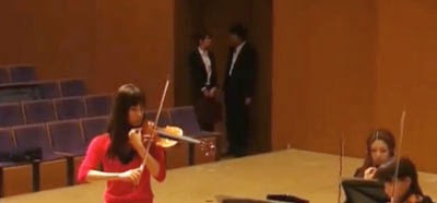 Mizukawa Asami 水川あさみ (みずかわ あさみ) as Miki Kiyora (Violin) standing in front of A-Oke with Eto and Kawano in the background