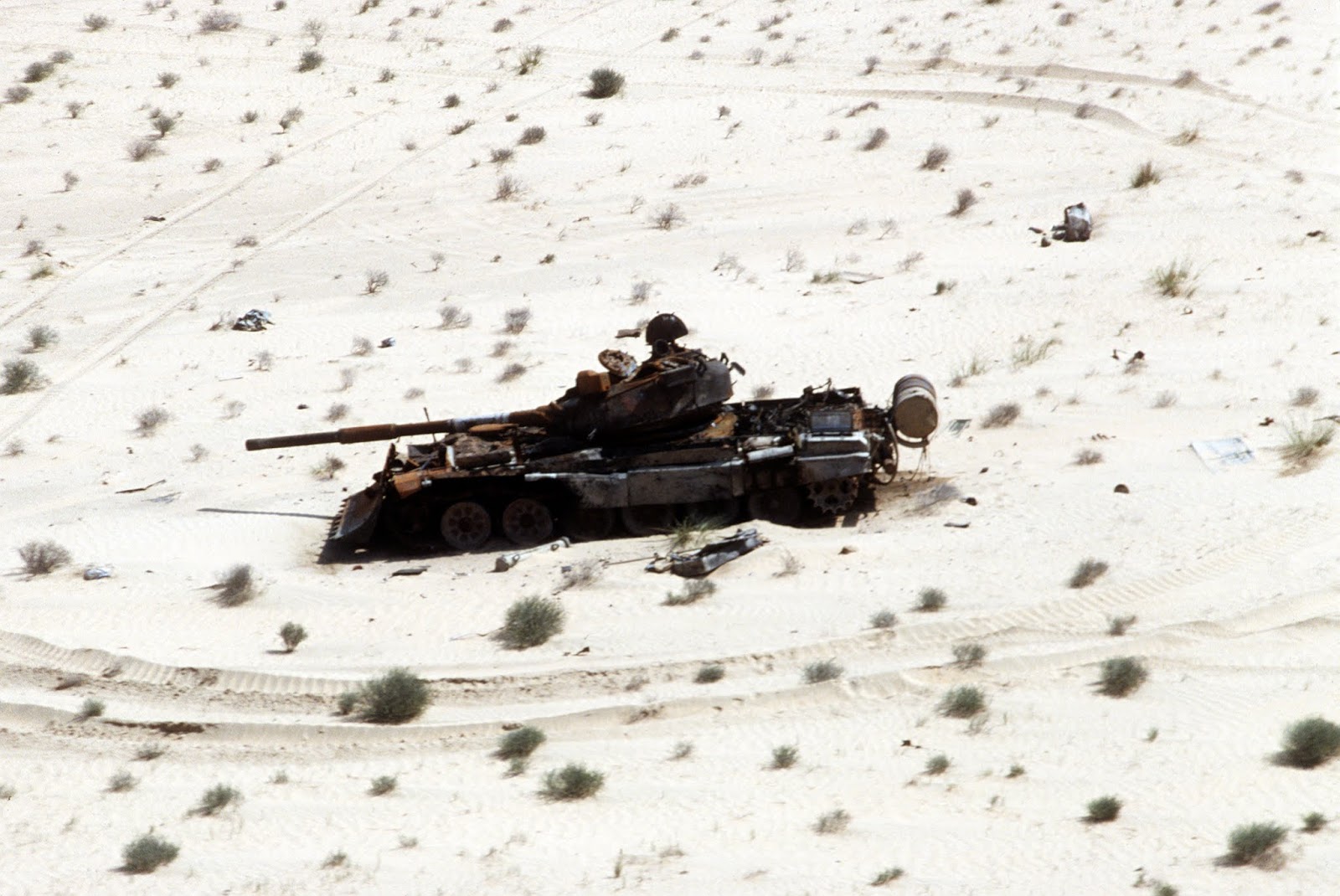 An%2BIraqi%2BT-72%2Bmain%2Bbattle%2Btank%2Bdestroyed%2Bduring%2BOperation%2BDesert%2BStorm%2B4.jpeg
