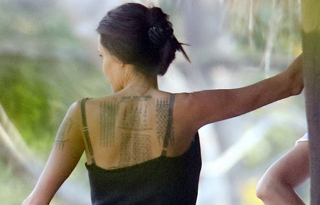 Angelina Jolie deixa tatuagem à mostra, o desenho completo nunca havia sido visto antes