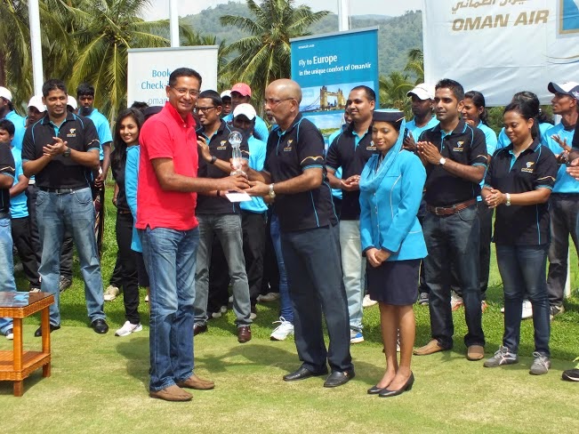 Tony Udagedara, Oman Air Trophy Winner receiving his trophy and prize from Gihan Karunaratne, Country Manager for Sri Lanka and Maldives, Oman Air. 