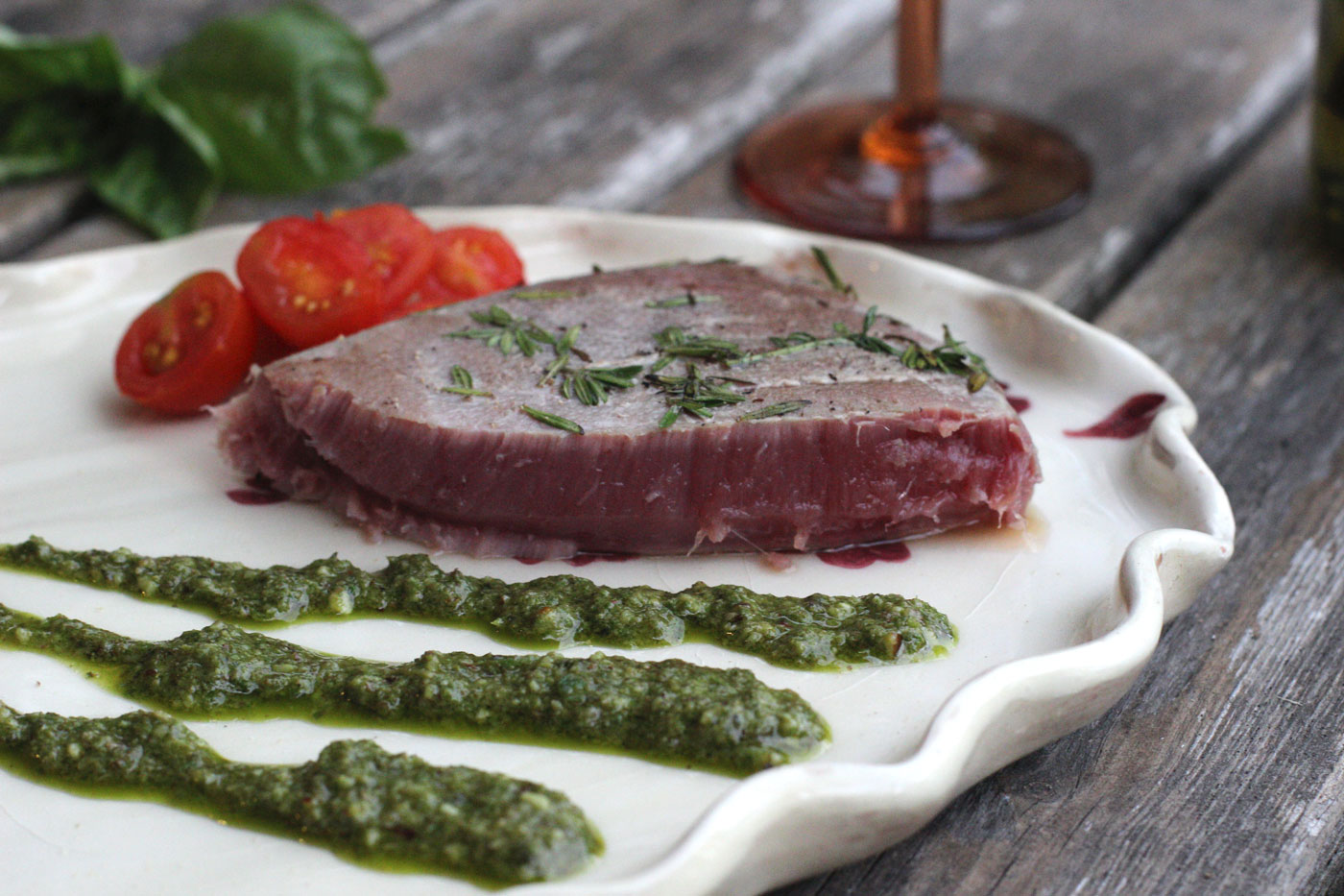 Le ricette della seta Tonno grigliato con pesto di basilico, capperi e