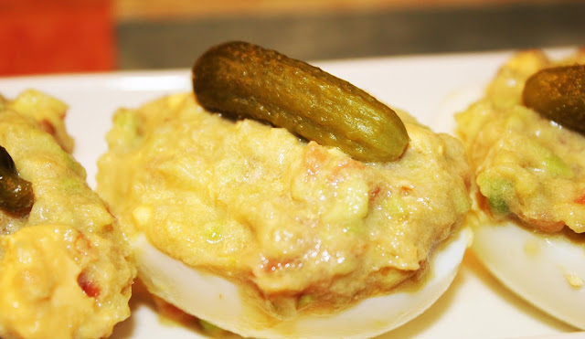 HUEVOS RELLENOS DE AGUACATE, TOMATE Y ATÚN HUEVOS RELLENOS DE AGUACATE, TOMATE Y ATÚN