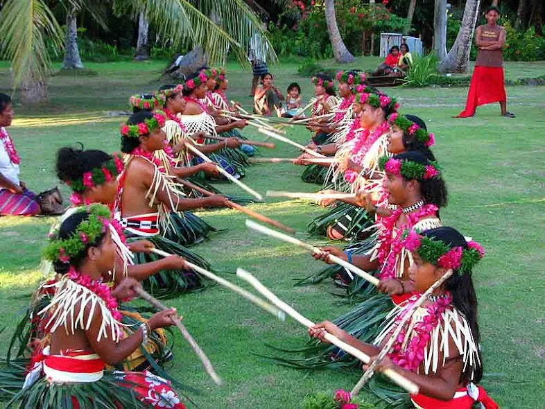 Orang-orang melakukan upacara penyambutan di pulau Ulithi.
