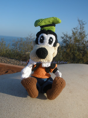Goofy realizado a crochet en posición sentado