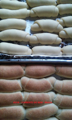 PÃOZINHO DE CEBOLA COM KEFIR DE LEITE PÃOZINHO DE CEBOLA COM KEFIR DE LEITE