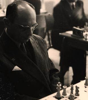 Maurice Raizman frente al tablero de ajedrez