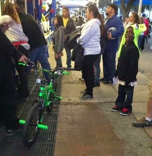 25 Photos Of People Who Will Inspire You - This person gave his bike away to a young boy.