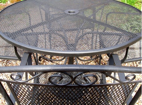 Gartenkunst oder Wege nach Eden: Gartenmöbel pflegen