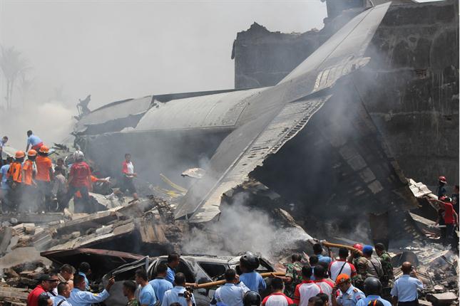 Mundo/ Avión militar se estrella en una  zona residencial de Indonesia 