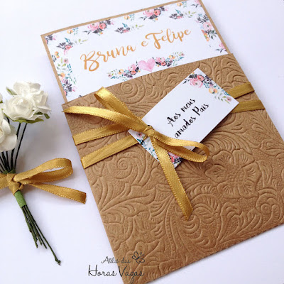 convite artesanal personalizado aniversário infantil 15 anos casamento moderno floral aquarelado boho chic rústico diferente envelope papel kraft texturizado cetim dourado papelaria personalizada festa delicada