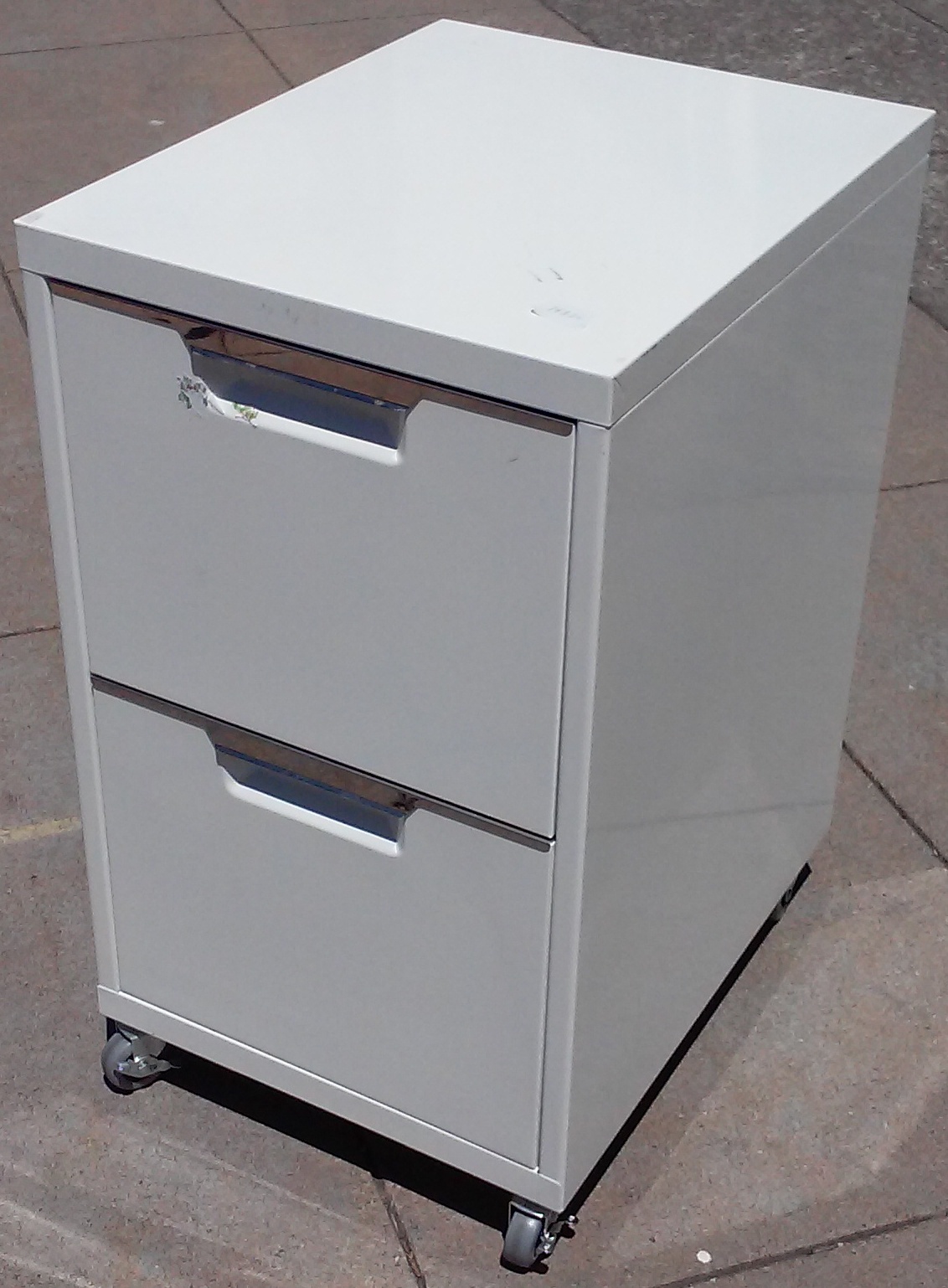 UHURU FURNITURE & COLLECTIBLES SOLD 14830 White Metal 20" deep x 27