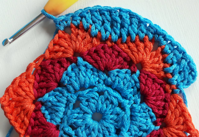 Free crochet pattern: sunny mandala | Happy in Red