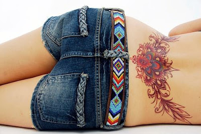 Tatuaje femenino en la espalda
