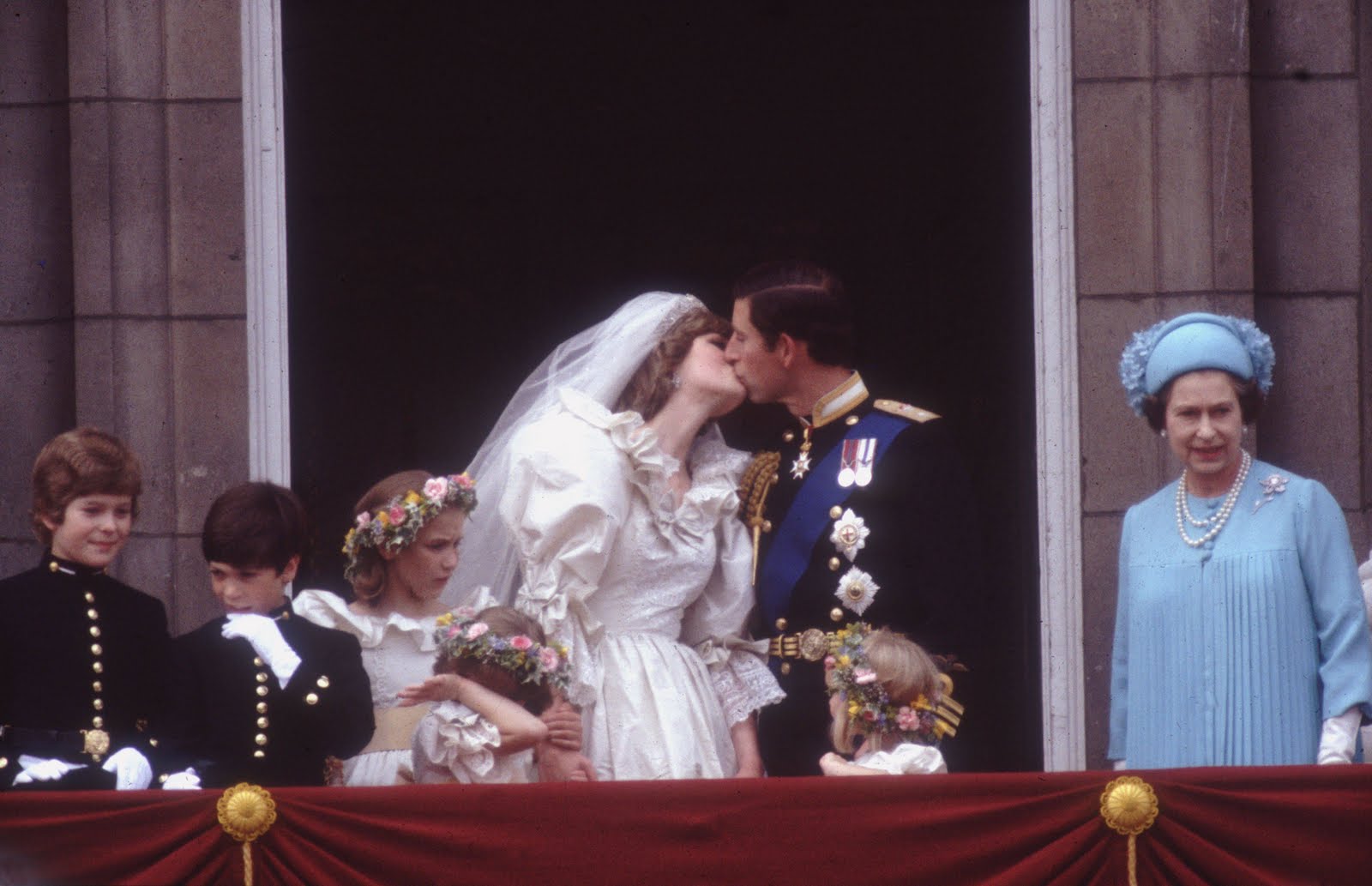 http://3.bp.blogspot.com/-38Et3lW1tq0/TbX6pmdAm0I/AAAAAAAABAM/mtCO0kGA8ec/s1600/1981-Charles-Diana-balcony-kiss-3239373.jpg