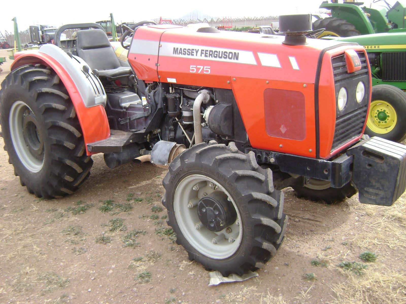 MAQUINARIA AGRICOLA INDUSTRIAL Tractor Massey Ferguson 575, 4x4, 2009 360,000 Pesos