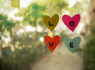 quatre petit coeur avec les quatre lettre LOVE