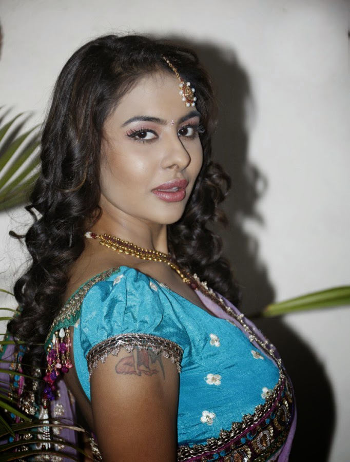 Doodhwali Hot Aunty Actress Srilekha Redd Spicy Saree Pallu Drop