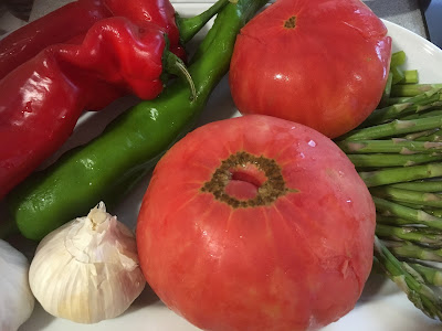 Arroz con rodaballo, rape y gambones en paella hecha en barbacoa. Estrenando mi Mandil del Canal Cocina y maridando el arroz con mi vino favorito - Montnegré (antes Montenegro y Mantonegro) D.O. Binisalem, de Palma de Mallorca - Receta - el gastrónomo - ÁlvaroGP - 😝