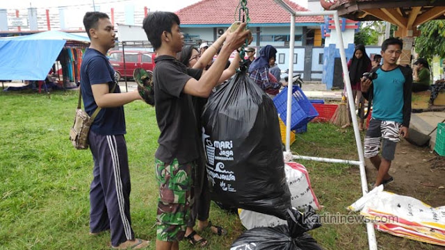 Aksi Bersih Sampah di Karimunjawa Bersama Mahasiswa Undip