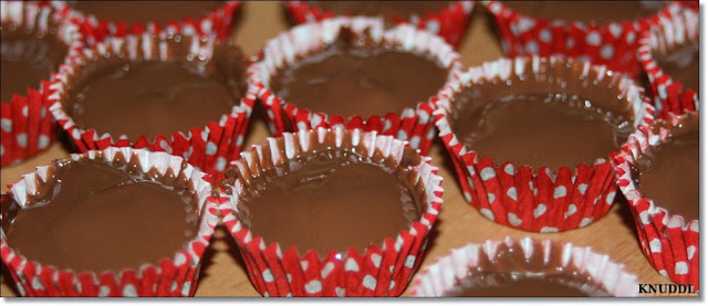 Die restliche geschmolzene Kuvertüre über die Praline geben . Alles gut ...
