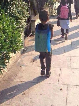 Προσφυγόπουλο που πάει σχολείο