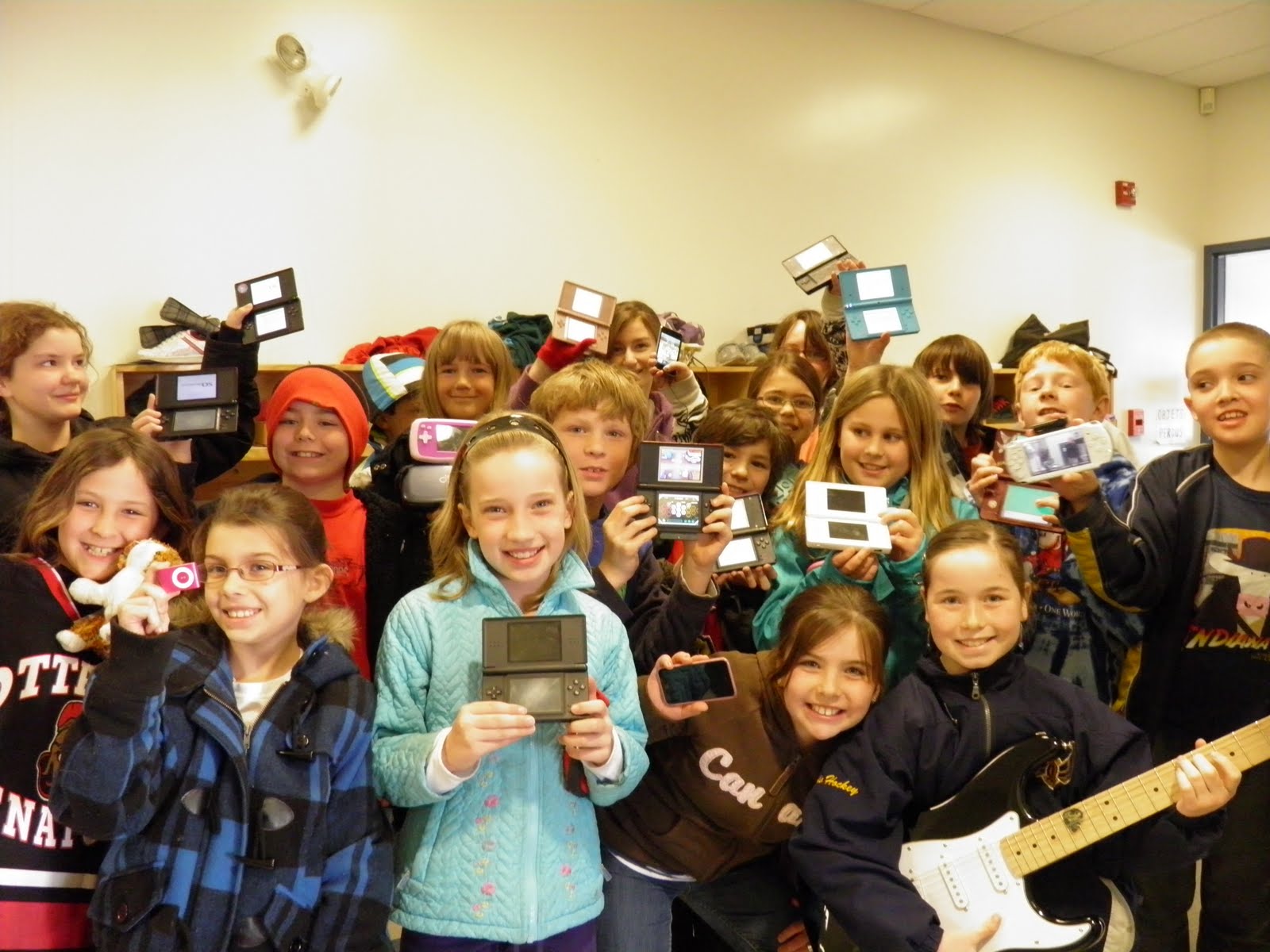 Let Them Be Kids Carleton Place JLC JOURNEE APPORTE UN JOUET A L