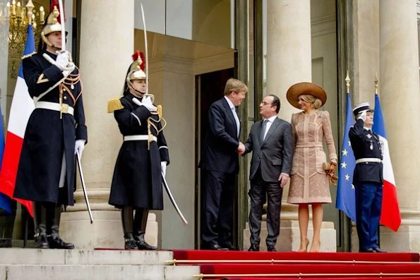 French President Francois Hollande, welcomes King Willem-Alexander and Queen Maxima of the Netherlands upon their arrival for a meeting, at the Elysee palace