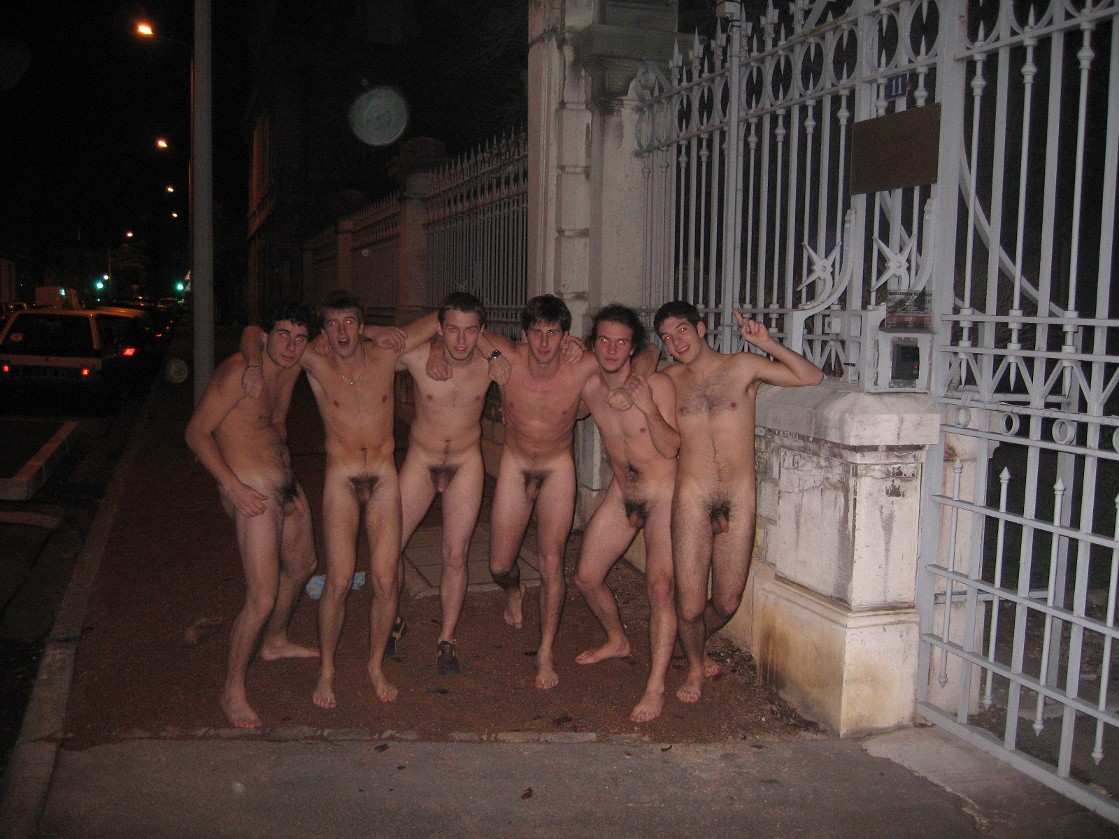 голые мужики в городе фото 100