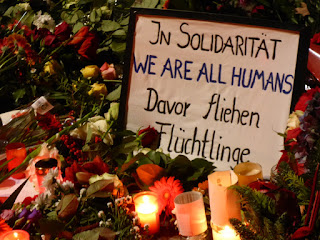 In Solidarität / WE ARE ALL HUMANS / Davor fliehen Flüchtlinge