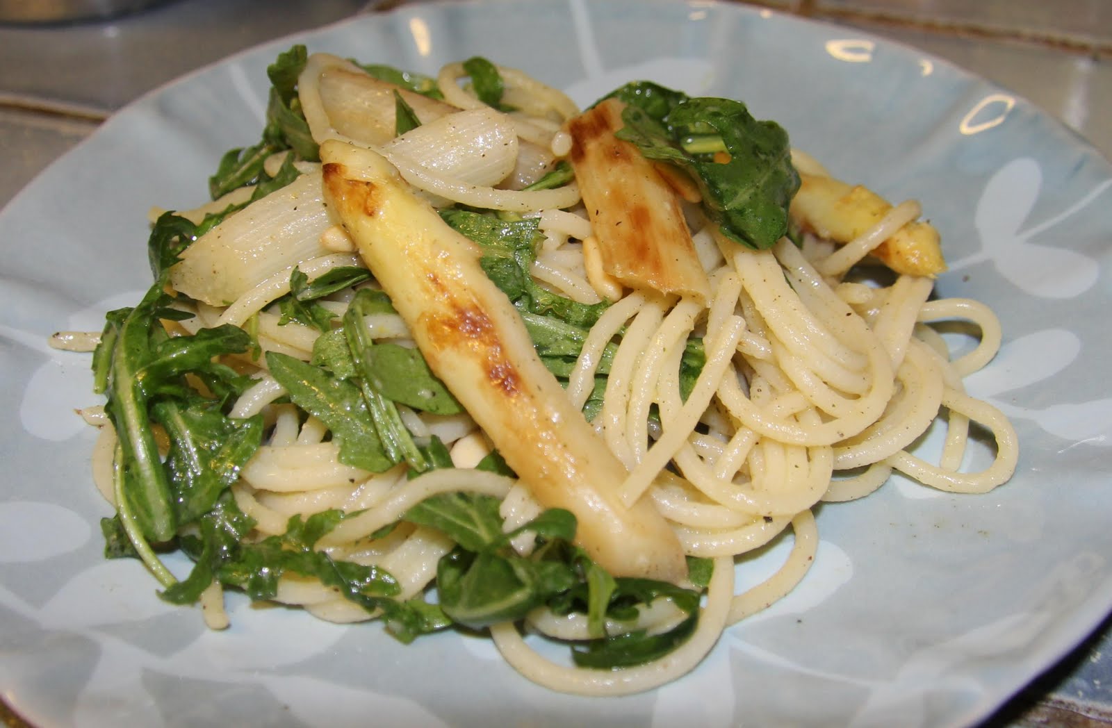 Torwen's Blog Spaghetti Attack on Asparagus and Wild Rocket Salad