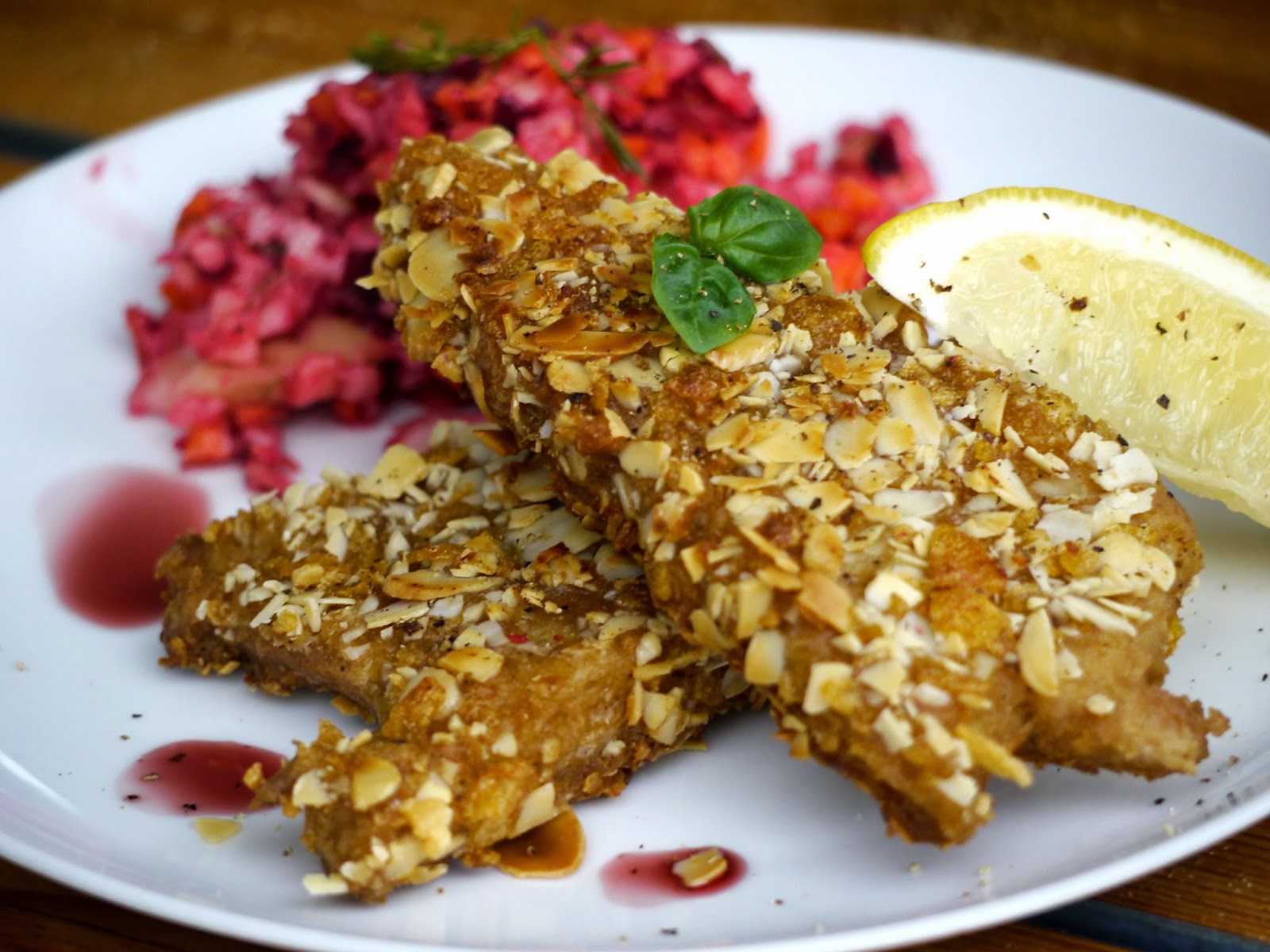 Paradiesfutter: Veganes Schnitzel in knuspriger Mandelpanade
