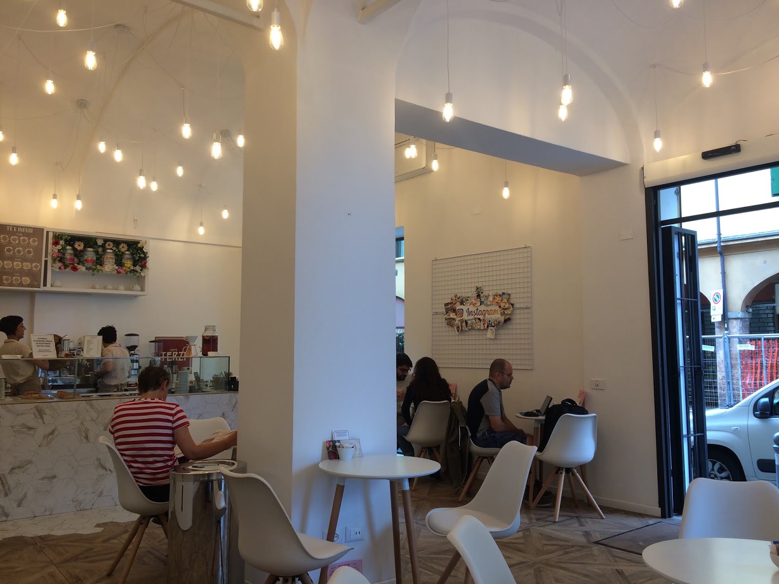 Un Caffe A Bologna Lampadina Cafe Via Barberia 34